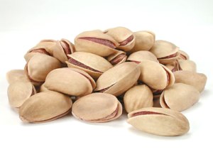 Диетологи рекомендуют в рацион включать неочищенные орехи