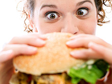 Женщины едят столько же, сколько их подруги, показал тест