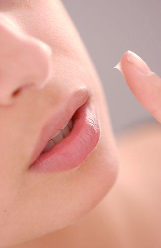 Проблема сухих губ: правильный уход