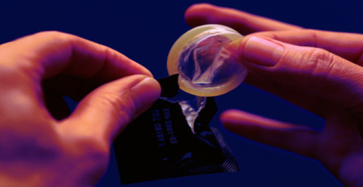 Опрос выявил: из-за плохого прилегания мужчины часто снимают презерватив во время полового акта