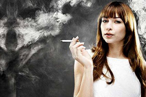 Курение повышает риск развития рака толстой кишки у женщин