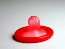 Россияне стали реже пользоваться презервативами, говорит статистика продаж